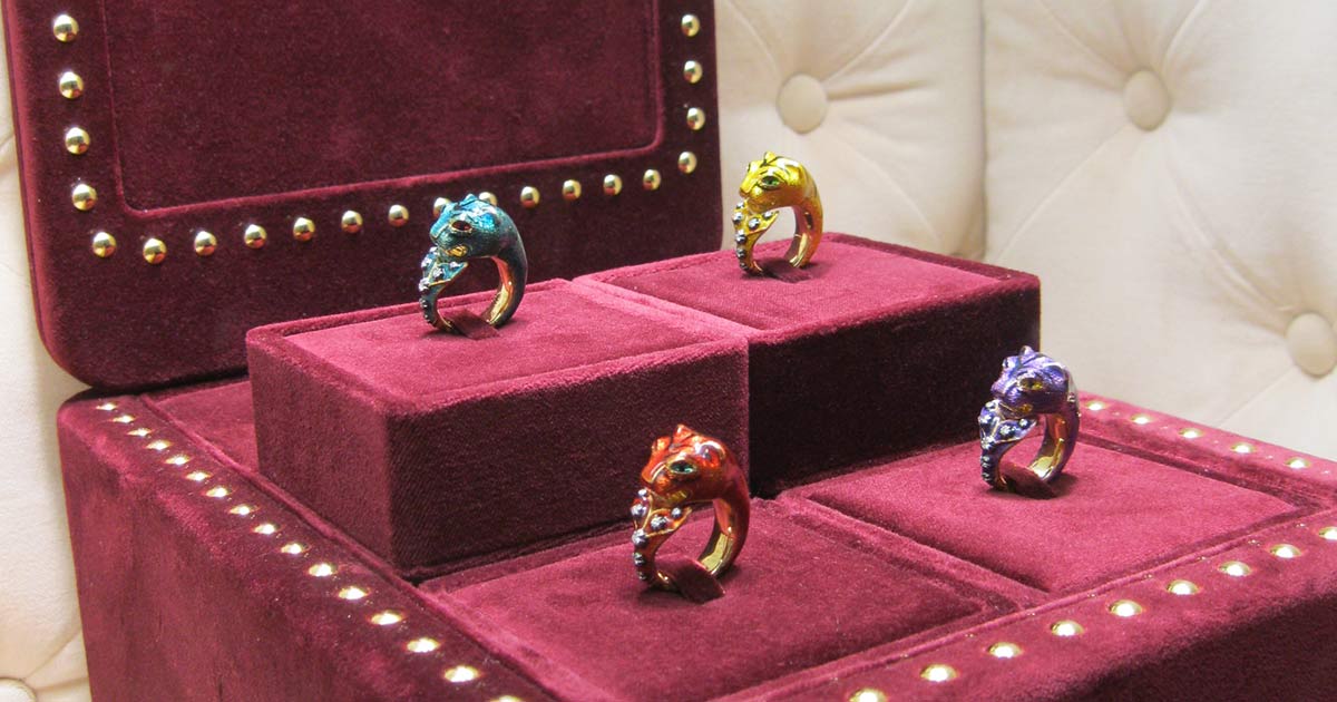 Gucci setzt einmal mehr auf Extravaganz – wie diese farbenfrohen Ringe beweisen.
