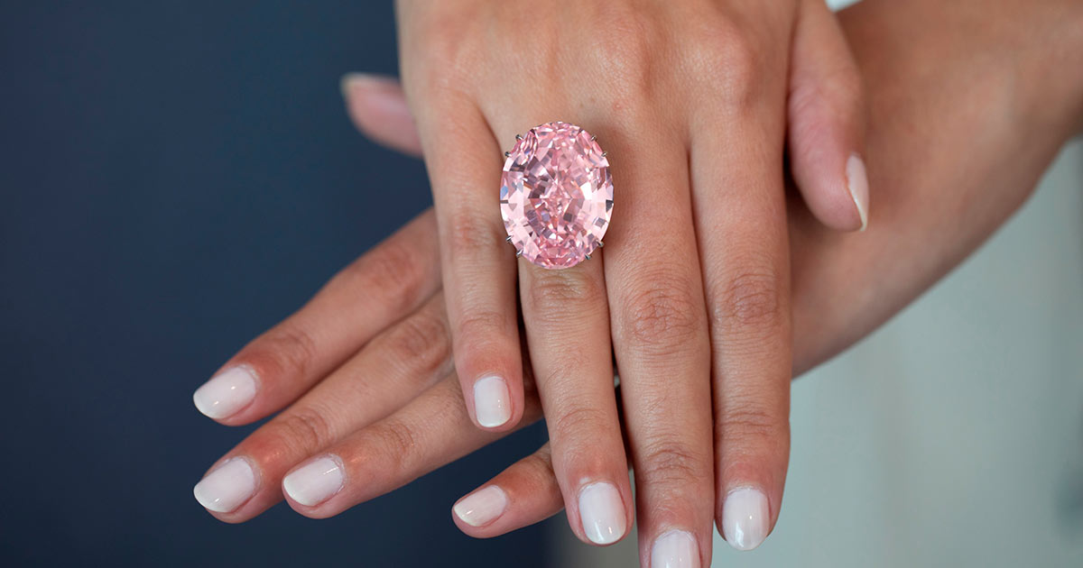 Der 59,6 Carat schwere Diamant „Pink Star“ hat am 04. April bei einer Auktion in Hongkong den Rekord für den teuersten geschliffenen Diamanten gebrochen.
