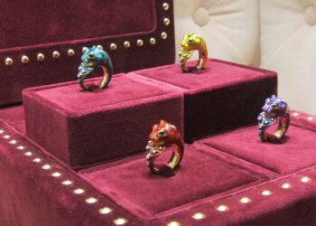 Farbenprächtig zeigt Gucci Ringe mit Tigerköpfen.