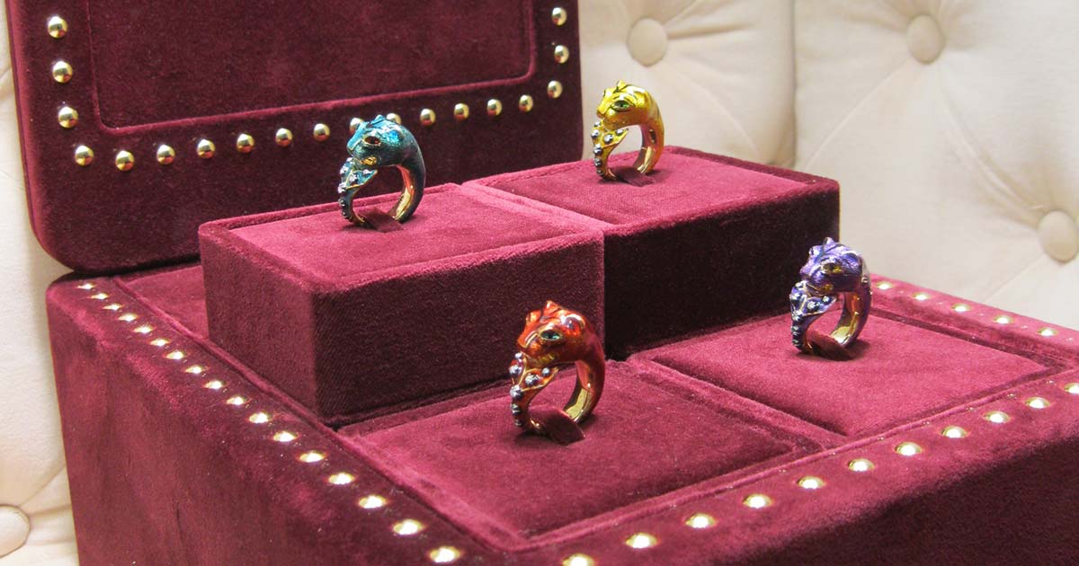 Farbenprächtig zeigt Gucci Ringe mit Tigerköpfen.