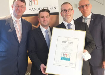 Freuen sich über die Auszeichnung: Inhaber Wolfgang Fischer (2. v. r.) und Sohn Sebastian Fischer (2. v. l.).