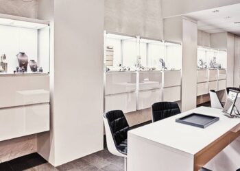 „Die beste Vitrine sieht man kaum, sie steht im Hintergrund. Das heißt, dass das Möbel zugunsten der Produkte in den Hintergrund tritt, ihnen aber einen Raum und eine Bühne bereitet“, ist Ladenbauexperte Holger Müller überzeugt.