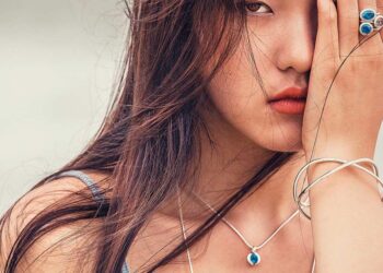 Mit dem begehrten Swarovski-Label: Fritsch Sterling verwendet ausschließlich Edelsteine von Swarovski.