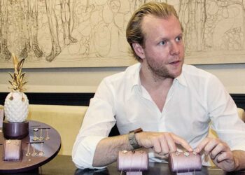 Lukas Stöcker in der „Blickpunkt Juwelier“-Redaktion bei der Präsentation von Nana Kay, seinem persönlichen Herzensprojekt.