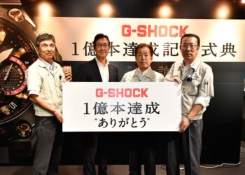 In einer großen Feier wurde die Auslieferung der 100-millionsten G-Shock gewürdigt. (2.v.l.: Yuichi Masuda, Director & Head of Timepiece Produkt Division)