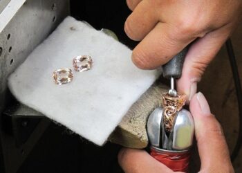 Hans-Joachim Becker: „Der Vorteil bei unseren individuellen Anfertigungen ist, dass der Juwelier seinen Kunden einen ganz besonderen Service bieten kann."