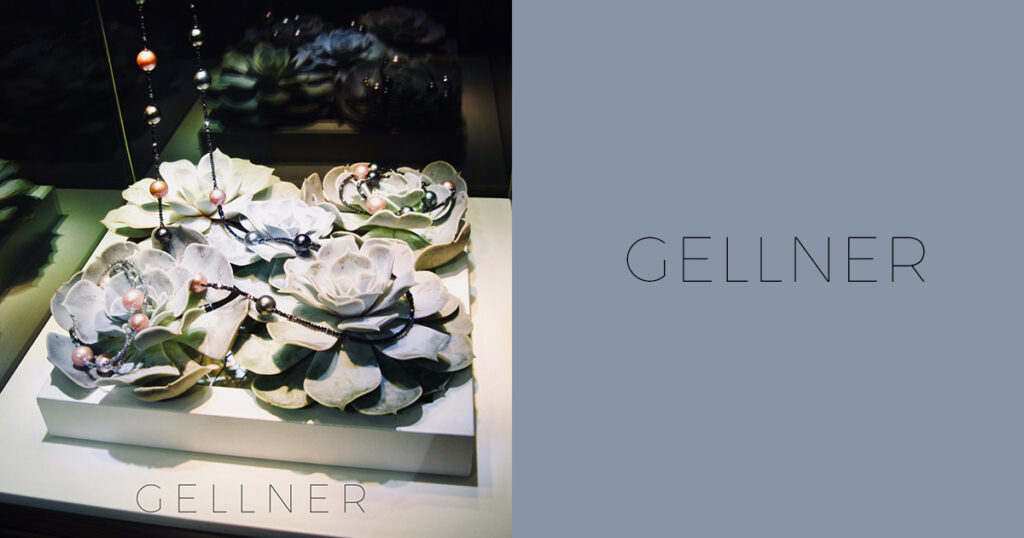 Ganz herzlich gratulieren wir Jörg Gellner, der den Inhorgenta-Award in der Kategorie „Fashion Jewelry“ für sich entscheiden konnte. Wir waren ja schon lange Fans der wunderschönen Perlenkreationen aus dem Hause Gellner – in diesem Jahr besonders schön präsentiert auf echten Pflanzen, angelehnt an das aufmerksamkeitsstarke Shooting für das hauseigene Magazin. Rundum gelungen, wie wir finden!