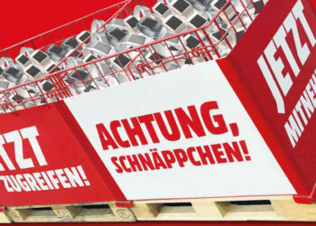 Was passiert mit „alten“ Smartwatches? Media Markt verkauft Altware meist aggressiv: in großen Metallgitterboxen, auf Holzpanelen, mit markanten Werbesprüchen und großen %-Zeichen. Der Juwelier dagegen braucht andere Möglichkeiten.