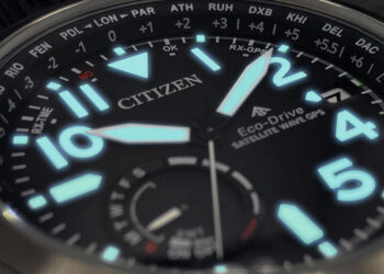 Die Citizen Promaster Satellite Wave GPS mit lumineszierenden Ziffern, Zeigern und Indices.