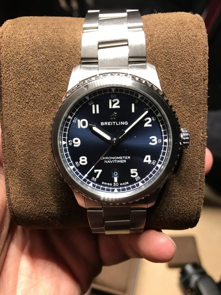 Viele Uhrenhersteller, wie hier der Chronometer-Spezialist Breitling, bringen Dreizeigermodelle und schichte Neuheiten heraus.