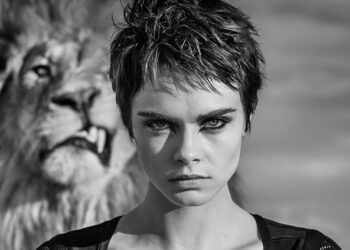 Keinerlei Berühungsängste zeigte das Topmodel beim Shooting in der südafrikanischen Savanne. © David Yarrow