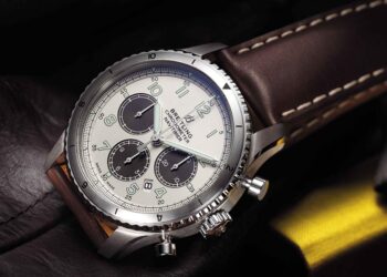 Der Breitling Navitimer Aviator 8 B 01 Chronograph 43 Limited Edition ist das erste Modell, das es auf Mr Porter online zu kaufen geben wird. Insgesamt werden es 31.
