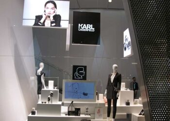 Auf der Baselworld 2017 wurde Karl Lagerfeld-Schmuck von Swarovski präsentiert, 2019 sollen die Uhren vorgestellt werden.