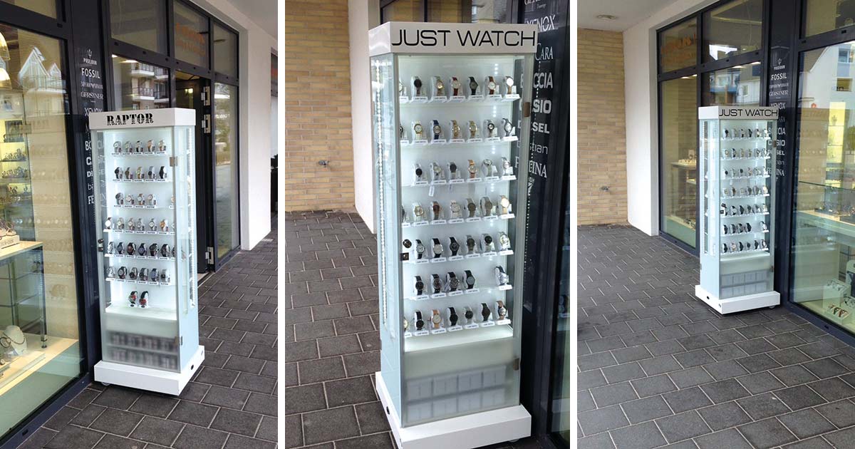 Die Außenvitrine von Unique Time ist bei Juwelier Volker Schmidt so erfolgreich, dass er sie nach Heiligenhafen und Fehmarn nun auch in Scharbeutz zum Einsatz bringt. Die Messlatte liegt hoch, mindestens 300 Uhren sollen es mit der neuen Vitrine pro Jahr werden.