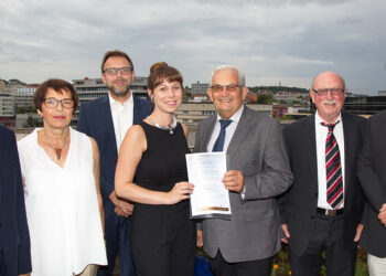 Marina Grasser (Mitte) bei der Preisübergabe durch die Gold- und Silberschmiedeinnung in Pforzheim.