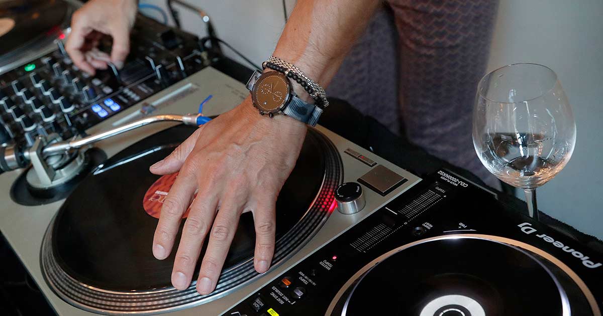 Auch DJ Chrissi! D legte mit einer personalisierten Watchpeople am Handgelenk auf.