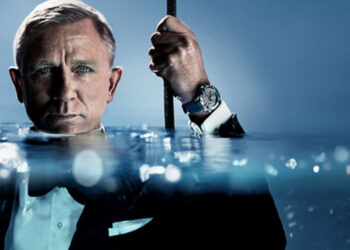 Daniel Craig mit der Seamaster Diver 300M aus Edelstahl, mit 42 Millimeter Durchmesser, blauer Keramik-Lünette und blauem Kautschukband.