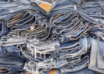 Jede Vintage-Jeans wurde von Hand verändert, um mit moderner Silhouette zu einem einzigartigen Produkt zu werden.