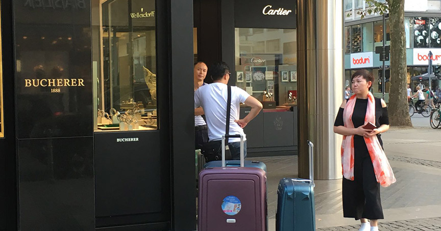 CH + China: Es gibt enge Beziehungen zwischen der Schweiz und China. Mit einem Freihandelsabkommen sind sie gestärkt worden. Größter Profiteur von den Zollersparnissen ist die Schweizer Uhrenindustrie.