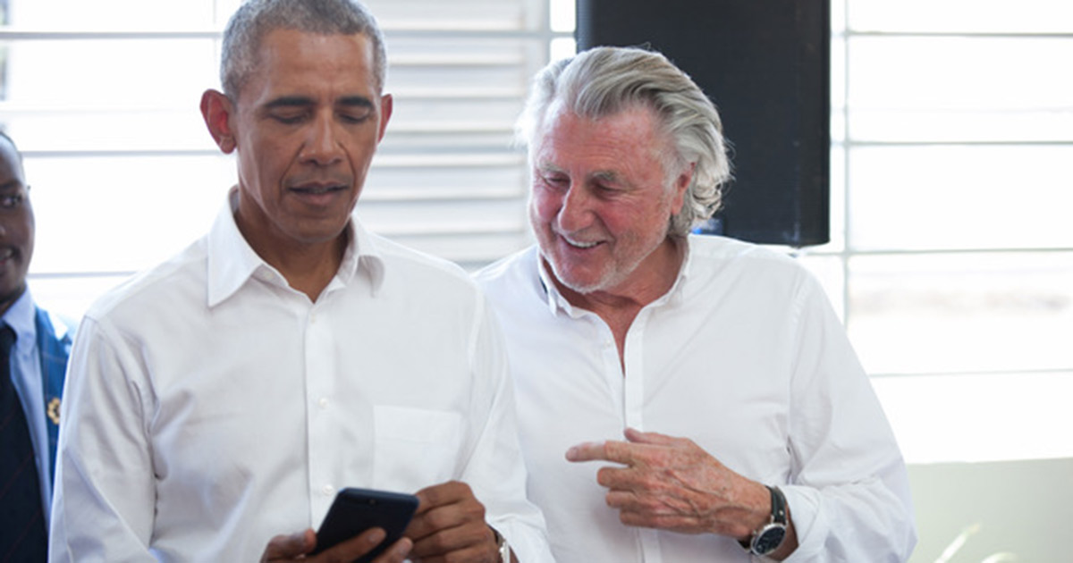 Beim Treffen in Kenia probierte Ex-Präsident Barack Obama mit Hilfe von Roland Rauschmayer den Rauschmayer-3D-Designer auf dem Handy aus. Er feiert am 3. Oktober seinen 26. Hochzeitstag mit Michelle und sucht noch das perfekte Geschenk.