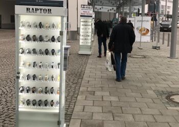 Kunden von Unique Time, die die Außenvitrine im Einsatz haben, verkaufen im Schnitt 300 Uhren im Jahr.