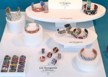 Das Wechselsystem von Les Georgettes sorgt für Blickfänge im Schaufenster.