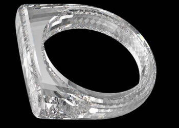 Aus purem Diamant, 2.000 bis 3.000 Facetten: Die beiden Industriedesigner Jony Ive und Marc Newson versteigern einen Ring, der komplett aus Diamanten besteht.