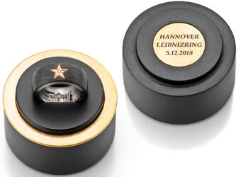 Zeigt Geschichte: Der ausgezeichnete Ring geht an den diesjährigen Preisträger Klaus Meine von den Scorpions.