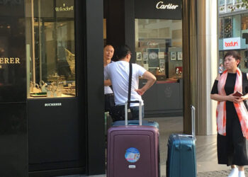 Ein Plus in 2019 machen europäische Uhrenverkäufer laut Analystenmeinung nur, wenn die Chinesischen Touristen kaufen, wie hier in Frankfurt.