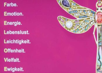 Nimmt man die ersten Buchstaben dieser Wörter, liest man „Feel Love“ – eine Botschaft der farbenfrohen Kollektion.