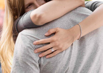 Der Tiffany True ist ein moderner Verlobungsring mit klaren Linien und raffinierten Details.