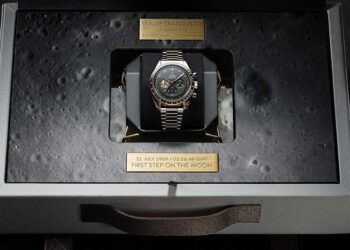 Die Speedmaster wird in einer Box im NASA-Stil und auf einem abnehmbaren Mondmodul-Modell geliefert.