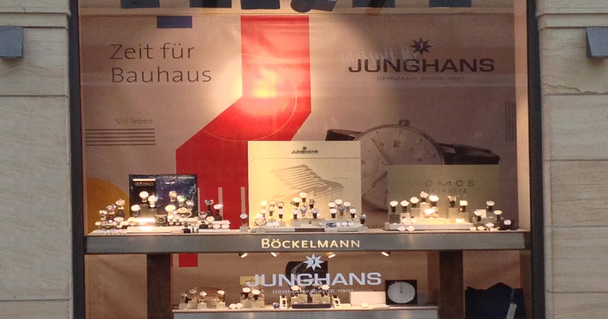 Juwelier Böckelmann in Bielefeld hat einen Teil seiner beeindruckenden Fensterfront für Junghans und das Bauhaus reserviert.