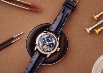 Der Tourbillonkäfig mit seinem eingegliederten Sekundenzeiger, der jede Minute eine Umdrehung vollführt, befindet sich bei 6 Uhr.
