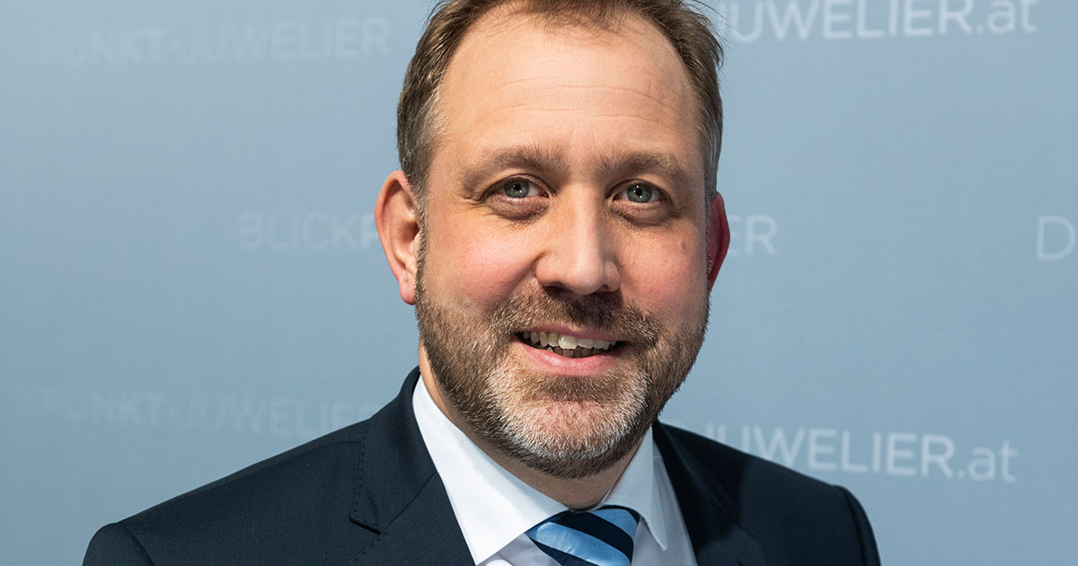 Hält die Fahne für den servicestarken Juwelier hoch: Guido Abeler, Geschäftsführer Carl Engelkemper Münster.