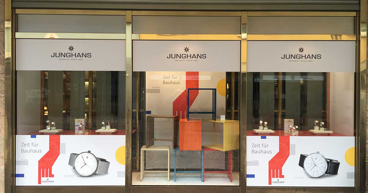 Juwelier Febon in Endingen hat seine Schaufenster ganz im Bauhaus-Stil dekoriert.