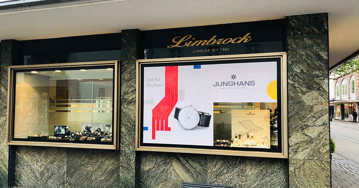 Juwelier Limbrock in Singen hat einen Teil seiner Fensterfront für Junghans und das Bauhaus reserviert.
