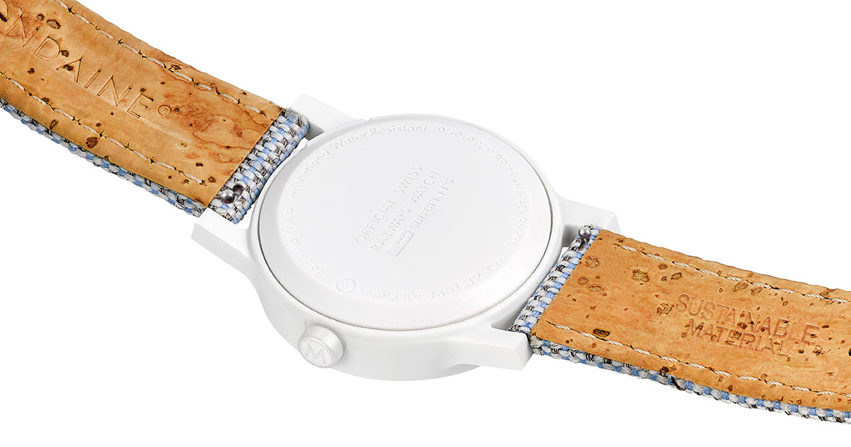 Das Band der Uhr besteht aus PET-Wollgewebe und einer Schicht natürlichem Kork. Zudem hat das Armband ein Schnellwechselsystem.