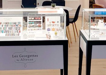 Die Mini-Vitrinen sind in zwei Höhen-Varianten erhältlich, mit 110 und 130 cm.