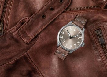 Die Augsburg Taupe im klassischen Fliegeruhrendesign.