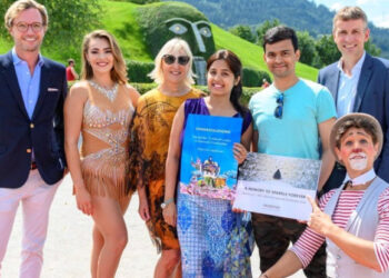 Darshana Raykar und ihr Lebensgefährte Achyut Hegde freuten sich, als sie von Roncalli-Artisten und Markus Langes-Swarovski, Carla Rumler sowie Stefan Isser als 15-millionste Gäste empfangen wurden.