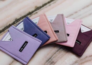 Ideal auch als Geschenk: Die bunten Card Holder von Julie Julsen.