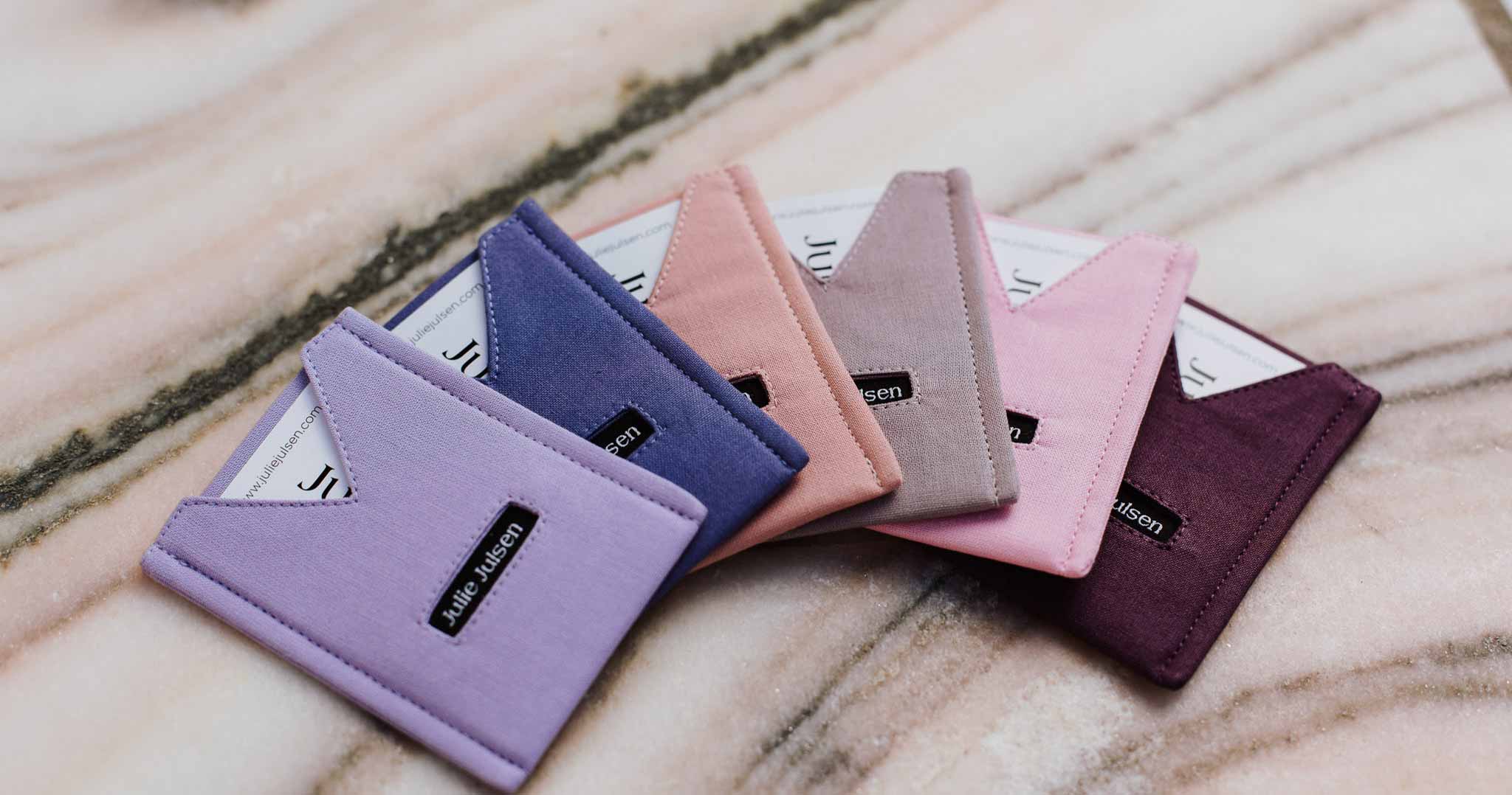 Ideal auch als Geschenk: Die bunten Card Holder von Julie Julsen.