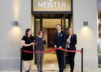 Fabian und Christina Meister mit ihrem Team bei der Eröffnung.