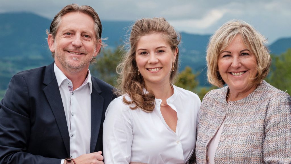 Die neue Eigentümerin Anna-Lena Hollfelder (Mitte) wird auch in Zukunft unterstützt von Uschi Dunzinger-Präg und Rudi Präg.