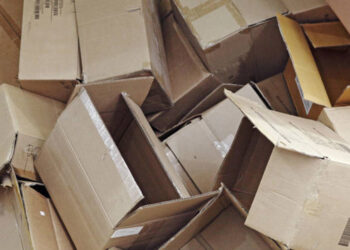 Millionen Retouren landen im Müll (Quelle: shutterstock.com/Gwoeii).