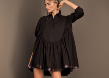 Aufr dem Saum des Kleides sind Swarovski-Kristalle angebracht.