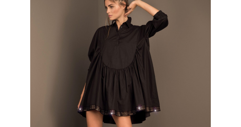 Aufr dem Saum des Kleides sind Swarovski-Kristalle angebracht.