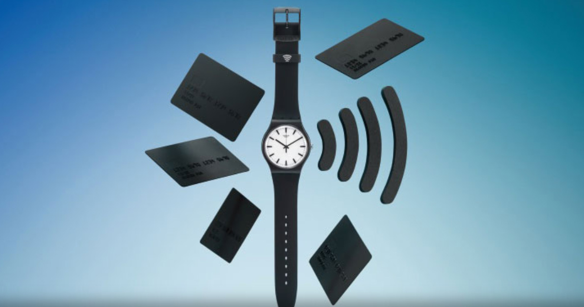 Swatch macht auch durch die Verwendung des Slogans „Tick different“ klar, dass er die Armbanduhren als schlichte Alternative zur Apple Watch sieht.