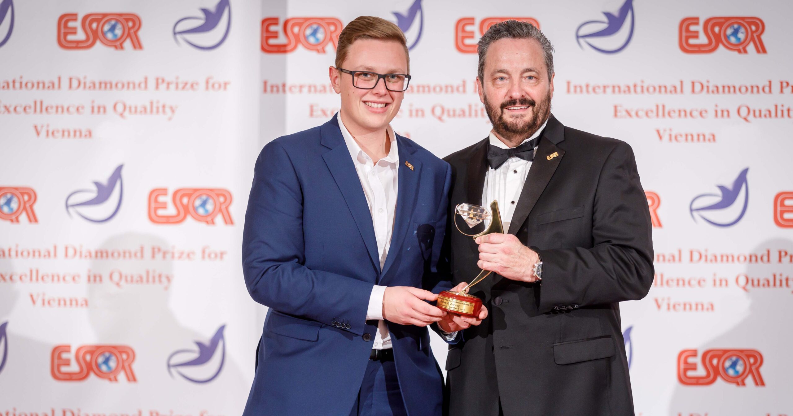 Michael Arnsteiner, Head of International Marketing (links), nahm den Award in Wien entgegen.